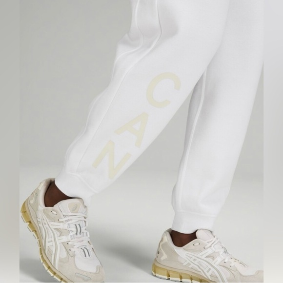 Lululemon Team Canada Relaxed Fleece High Rise Joggers size 4 - Picture 3 of 9